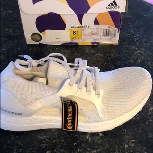WHITE ADDIDAS ULTRABOOST